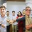Danúbio Vieira segura mão de João Campos, João Campos com diversas pessoas e Gilmar Pereira com João Campos