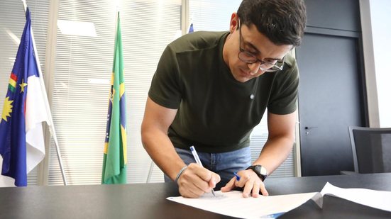 Prefeito Victor Marques, assinando documento na PCR