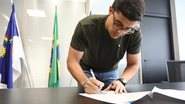 Prefeito Victor Marques, assinando documento na PCR