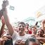 João Campos com o punho direito para cima, em meio à multidão