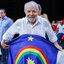 Lula segura a bandeira de Pernambuco