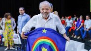 Lula segura a bandeira de Pernambuco