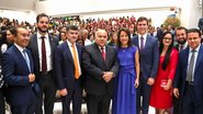 sorriem juntos túlio gadelha, eduardo da fonte, o pastor, raquel lyra, miguel coelho, michelle collins e outros três homens de terno