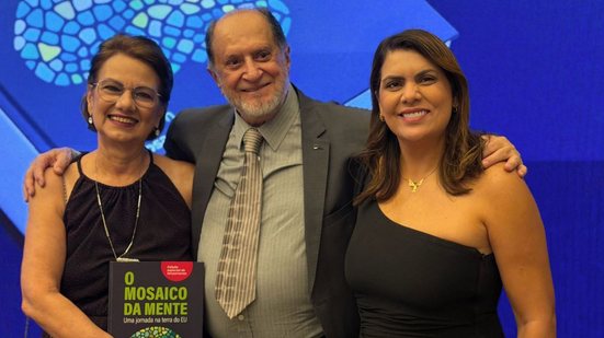 Thompson Pedrosa, ladeado pela esposa Conceição Pedrosa e a publicitária Andrea Ribeiro
					
					
					Divulgação