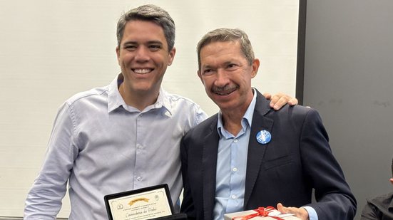 Pedro Ermirio e Elizinho Soares, que segura placa e presente