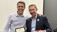 Pedro Ermirio e Elizinho Soares, que segura placa e presente