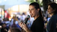 Raquel Lyra fala ao microfone