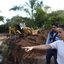 Raquel Lyra aponta para área de lama com desníveis. Ao fundo pessoa com chapeu do MST e pessoa com colete do morar bem pernambuco