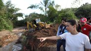 Raquel Lyra aponta para área de lama com desníveis. Ao fundo pessoa com chapeu do MST e pessoa com colete do morar bem pernambuco