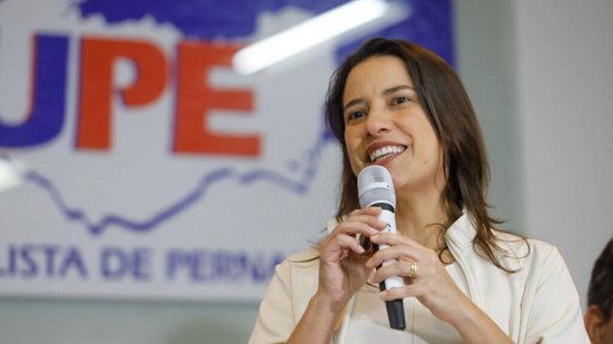 Raquel Lyra fala ao microfone