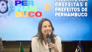 Raquel Lyra segura microfone e sorri