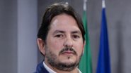 Roberto Asfora Filho, um homem branco de cabelo barba e bigode curtos e escuros