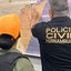Policial Civil de Pernambuco aponta para mapa de Pernambuco enquanto instrui policial militar