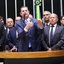 Sóstenes Cavalcante fala na tribuna cercado por demais parlamentares do PL
