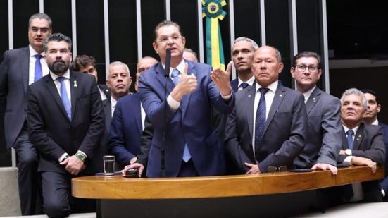 Sóstenes Cavalcante fala na tribuna cercado por demais parlamentares do PL