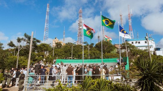 Ato cívico de hasteamento das bandeiras no Monte Bom Jesus.
					
					
					Foto: Elvis Edson / Secom / PMC