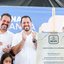 Victor Marques, Felipe Cury, Romerinho Jatobá e Pedro Campos batem palmas em frente a estrutura do habitacional vila esperança.