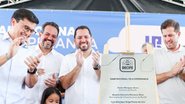 Victor Marques, Felipe Cury, Romerinho Jatobá e Pedro Campos batem palmas em frente a estrutura do habitacional vila esperança.