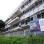 Fachada de prédio com pichações. Em frente placa de obras escrito Governo de Pernambuco e em letras menores obras na antiga vice-governadoria