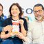 Arnobio Gomes, Priscila Krause, cicero moraes, sorriem sentados segurando uma bolsa de leite