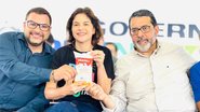 Arnobio Gomes, Priscila Krause, cicero moraes, sorriem sentados segurando uma bolsa de leite