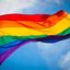 Três mulheres com camisas de apoio ao movimento LGBTQIAPN+