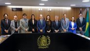 Lado a lado sorrindo em frente ao escudo da Alepe que fica em bancada estão Diogo Moraes, Frederico Maranhão, Carlos Porto Filho, Roberta Araújo Machado, Alberto Feitosa, Paula Pavani, Edson Vieira, João Paulo, Débora Almeida e Eriberto Filho