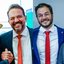 Felipe Cury aperta a mão de Lula. Túlio Gadelha e Lula sorriem na foto 2. Todos sorriem