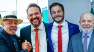 Felipe Cury aperta a mão de Lula. Túlio Gadelha e Lula sorriem na foto 2. Todos sorriem