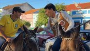 Gilson Machado Filho escuta Vinicius Marques; os dois estão a cavalo