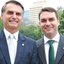 BOLSONARO E FLÁVIO BOLSONARO SORRIEM LADO A LADO