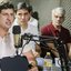 João Campos fala ao microfone durante entrevista