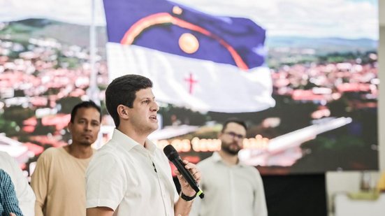João Campos discursa para portuários nesta pré-campanha - Foto: Edson Holanda