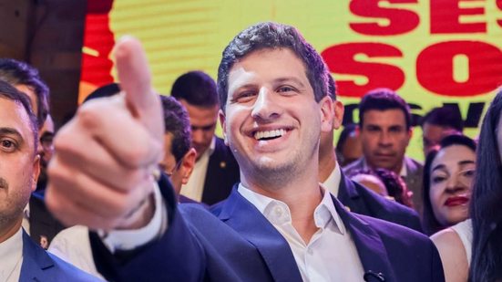 João Campos e Marília Arraes foram homenageados com o título de cidadão do Paulista - Foto: Crysli Viana