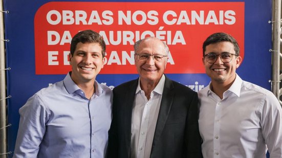João Campos, Geraldo Alckmin e Victor Marques, em evento no bairro do Ipsep
					
					
					Foto: Edson Holanda