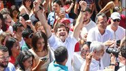 João Campos em meio à multidão em Sertânia