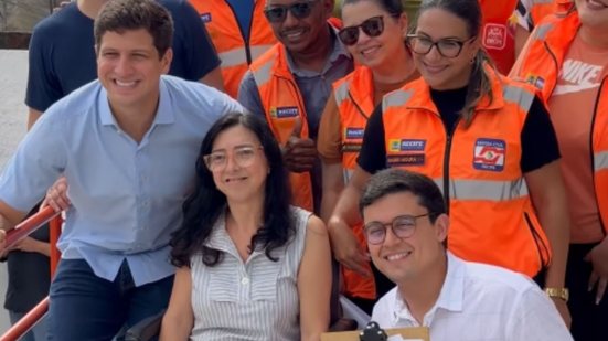 João Campos, equipe da prefeitura, beneficiária e Victor Marques