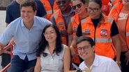 João Campos, equipe da prefeitura, beneficiária e Victor Marques