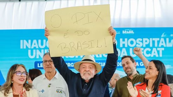 Imagem Com cartaz do Pix, Lula critica tarifa anunciada pelos Estados Unidos e cobra conversa com Trump