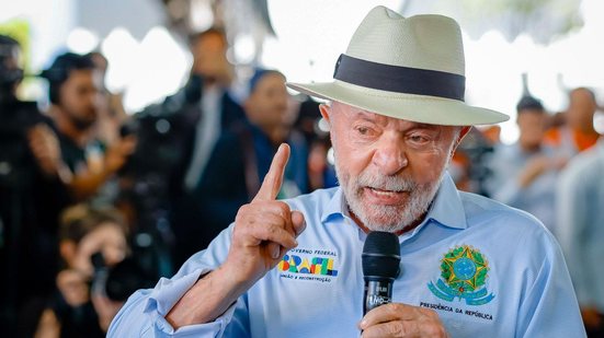 Imagem Lula acusa Flávio Bolsonaro de agir contra interesses do Brasil após novo tarifaço dos EUA: "traidor"