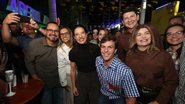 MIGUEL COELHO SORRI AO LADO DE RAQUEL LYRA E SIMAÕ DURANDO