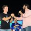 Miguel Coelho segura mão de Tulio Gadelha, com Raquel ao fundo