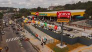Fachada do Novo atacarejo em amarelo e vermelho visto de cima