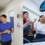João Campos em corredor ao lado de pessoas. Parede está escrito "Agora tem especialistas"