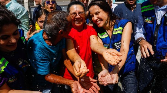 Raquel Lyra e Priscila Krause festejam chegada de água tratada junto a moradores
