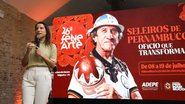Raquel Lyra em frente a um painel escrito vigesima sexta fenearte seleiros de pernambuco e um mestre com chapeu de couro