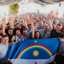 Raquel Lyra com diversas pessoas com as mãos levantadas segurando bandeira de Pernambuco