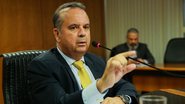 Rogério Marinho fala em microfone
