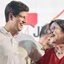 João Campos e Teresa Leitão sorriem enquanto olham um para o outro