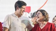 João Campos e Teresa Leitão sorriem enquanto olham um para o outro